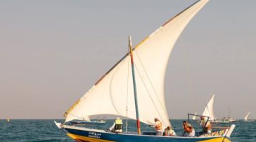 «مبروكة» تسبق 11 مركبًا شراعيًّا في عرض البحر