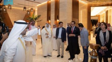 وزير الصحة ورئيس الاتحاد الدولي للسيارات يدعوان لمكافحة مقاومة مضادات الميكروبات