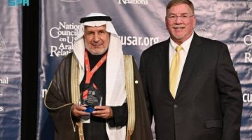 الربيعة يتسلم جائزة القيادة العالمية في مجال الصحة والإنسانية