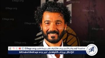 بإطلالة أنيقة.. خالد النبوي يخطف الأنظار على السجادة الحمراء في مهرجان القاهرة السينمائي