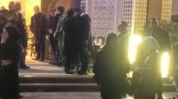 فردوس عبد الحميد تقدم دعمها العاطفي لنجلها في عزاء والده الراحل الفنان نبيل الحلفاوي