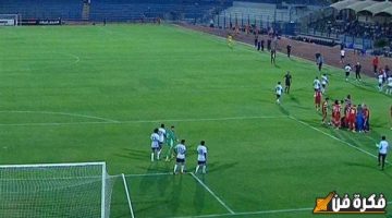 لحظات رعب في الملعب.. سقوط مفاجئ للاعب وإغماء مرتين أثناء المباراة! ما القصة؟