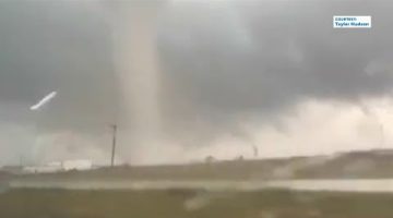 الطقس السيئ يعطل آلاف الرحلات الجوية في الولايات المتحدة ويتسبب في مقتل شخص