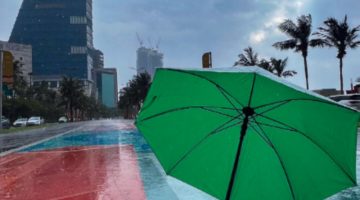 «بماء منهمر» السَّماء تداعب شوارع جدَّة