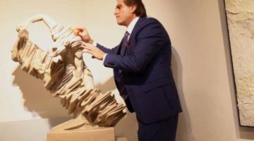 نحَّات يطلق «صرخات إنسانيَّة» بقلب باريس