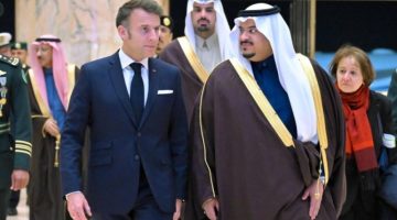 الرئيس الفرنسي يصل الرياض وفي مقدمة مستقبليه نائب أمير المنطقة