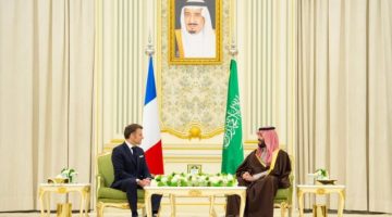 ولي العهد يعقد لقاءً موسعًا مع الرئيس الفرنسي