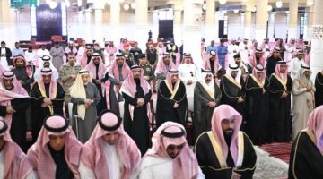 أمير الرياض يؤدي صلاة الميت على والدة الأمير فهد بن عبدالله بن عبدالمحسن