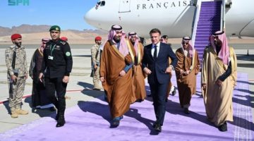 الرئيس الفرنسي يصل إلى العلا