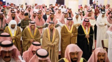 أمير الرياض يؤدي صلاة الميت على الأميرة جواهر بنت سعد بن عبدالعزيز