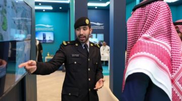 مركز العمليات الأمنية يستعرض التقنيات المستخدمة في تلقي البلاغات ضمن جناح وزارة الداخلية