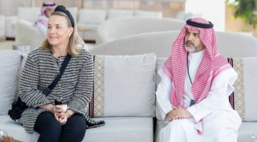 السفيرة الفنلندية تزور “مهرجان الصقور” وتطّلع على مجريات سباق الملواح