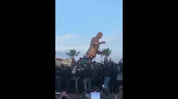بالفيديو.. إسقاط تمثال حافظ الأسد في اللاذقية