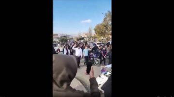 بالفيديو.. مئات السوريين يتجمعون على حدود لبنان للعودة إلى بلادهم