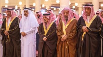 أمير الرياض يؤدي صلاة الميت على الأمير عبدالعزيز بن خالد