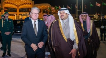 رئيس وزراء بريطانيا يغادر الرياض وفي مقدمة موديعه نائب أمير المنطقة