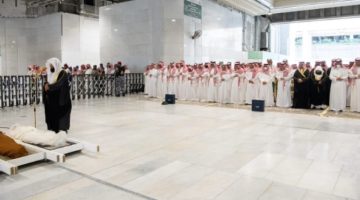 نائب أمير مكة يؤدي صلاة الميت على والدة الأمير مشعل بن ماجد بن عبدالعزيز