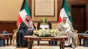 أمير الكويت وتركي بن محمد يستعرضان العلاقات