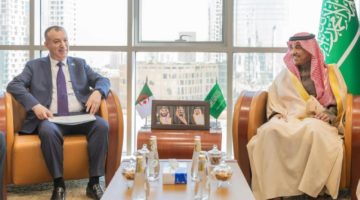 وزير الإعلام يستقبل السفير الجزائري لدى المملكة
