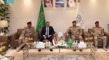 قائد القوات المشتركة يبحث مع قيادات مدنية وعسكرية يمنية الموضوعات المشتركة
