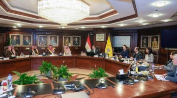 الخريّف يناقش تطوير التعاون المشترك في قطاعي الصناعة والتعدين مع وزراء في الحكومة المصرية