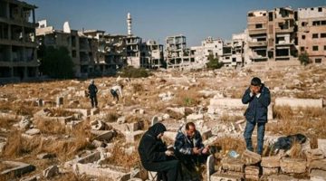 فلسطينيون يزورون مقابر أحبائهم في مخيم اليرموك لأول مرة