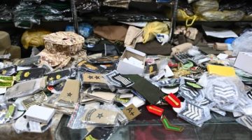 مصادرة أكثر من (3) آلاف رتبة وشعارات عسكرية مخالفة بالرياض