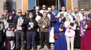 250 معتمرًا من 14 دولة يزورون «مجمع المصحف»