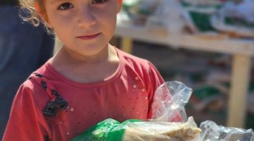 “سلمان للإغاثة” يوزع (175) ألف ربطة خبز للأسر اللاجئة في شمال لبنان
