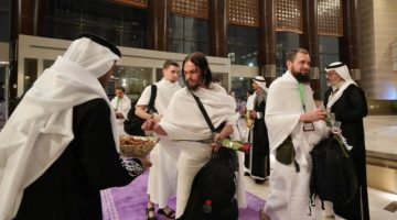 “ضيوف برنامج خادم الحرمين” يصلون مكة المكرمة ويؤدون مناسك العمرة