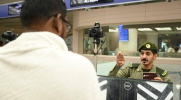 “الجوازات” تواصل جهودها في خدمة ضيوف الرحمن القادمين لأداء مناسك العمرة
