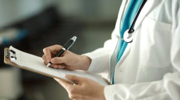قانون «الأخطاء الطبيَّة» يدفع الأطباء لاعتزال المهنة
