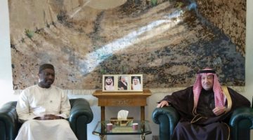 الخريجي يستعرض مع أمين مجمع الفقه الإسلامي الدولي أوجه العمل المشتر