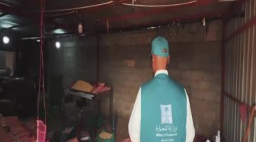“التجارة” تضبط مستودعًا استغلته عمالة مخالفة للغش في المواد الغذائية