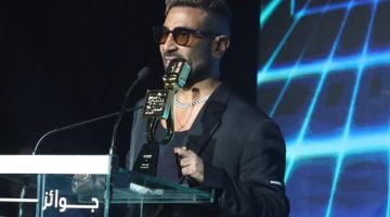 تصرف غريب من أحمد سعد أثناء تكريمه المتميز في السعودية، ما هو السر وراء ذلك؟