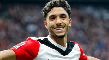 برشلونة يضع عينه على عمر مرموش لتعزيز هجومه في الصيف المقبل