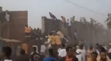بسبب القرارات التحكيمية.. عشرات القتلى في مباراة كرة قدم بـ غينيا