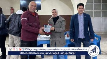 بعد تقلدها الشارة الدولية.. منطقة أسيوط تحتفل بالمساعدة آمال حسين