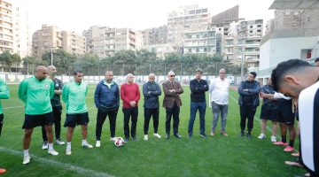 رئيس البنك الأهلى يجتمع بالجهاز الفنى واللاعبين قبل إنطلاق مران اليوم