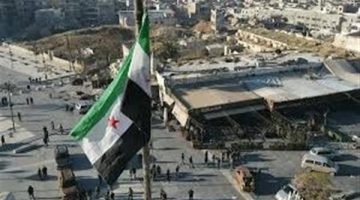 رفع العلم الأمريكي فوق مبنى المجلس التنفيذي في مدينة كوباني “عين العرب” بشمالي سوريا