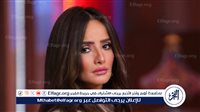 زينة تتألق بإطلالة ذهبية في مهرجان البحر الأحمر السينمائي