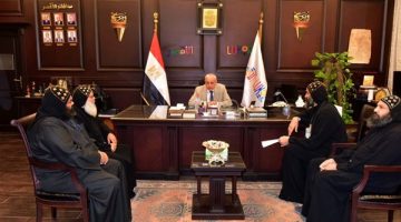 صور.. محافظ الأقصر يستقبل رهبان دير الأنبا متاؤوس الفاخورى بإسنا لبحث مشاكلهم