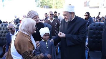 في لفتة إنسانية.. شيخ الأزهر يوقف مراسم افتتاح معهد أزهري لقصيدة طفل أقصري