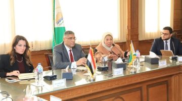 محافظ الجيزة يلتقي بوفد من العاملين بقطاع السياحة بنزلة السمان