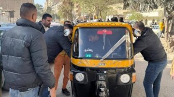 محافظة الجيزة تضبط وتتحفظ على مركبات توك توك تسير عكس الاتجاه بالهرم