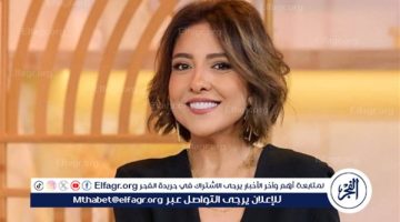 مي كساب تتألق في أحدث جلسة تصوير بفستان أزرق لامع ومجوهرات فاخرة