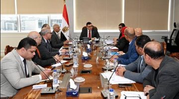وزير الإسكان يتابع الموقف التنفيذي لمشروعات المرافق والطرق والإسكان بمدينة القاهرة الجديدة