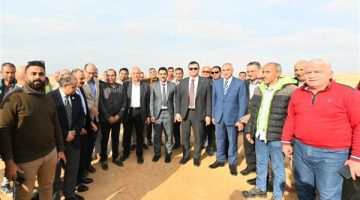 وزير الإسكان يتفقد موقف تنفيذ أعمال الطرق والمرافق بالأراضى المضافة لمدينة العبور الجديدة