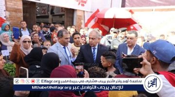 وسط فرحة المواطنين.. محافظ المنيا يفتتح سوق اليوم الواحد بمنطقة أبو هلال ضمن مبادرة ” بداية “