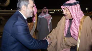 الخريجي يستقبل وفدًا سوريًا رفيع المستوى برئاسة وزير خارجية الإدارة السورية الجديدة لدى وصولهم مطار الرياض
